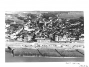 Ault. Vue aérienne de la commune d'Ault-Onival et du littoral : la plage, la rue principale, l'église
