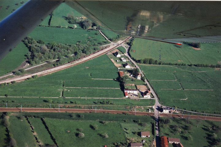 Photographie aérienne prise par François Vasselle en mai-juin 1987, montrant les traces dans un champ de Blargies (Oise), d'une gare de triage anglaise et d'une ligne de chemin de de fer datant de la première guerre mondiale