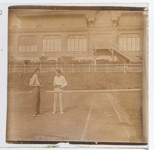 Deux hommes sur un terrain de tennis