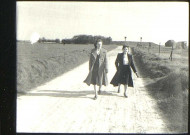 Deux femmes sur un chemin