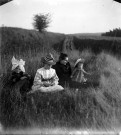 Portrait de femmes et d'enfants dans un champ