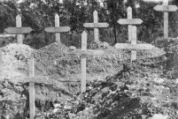 La Grande Guerre dans le Pas-de-Calais. Tombes de soldats français surmontées de croix en bois