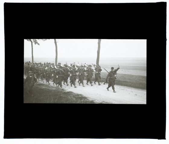 Départ du 8e bataillon de chasseurs à pied route de Villers-Bretonneux - septembre 1913