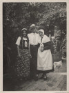 Lucien Pilette, Antoinette Dauvin et une jeune fille en costumes folkloriques