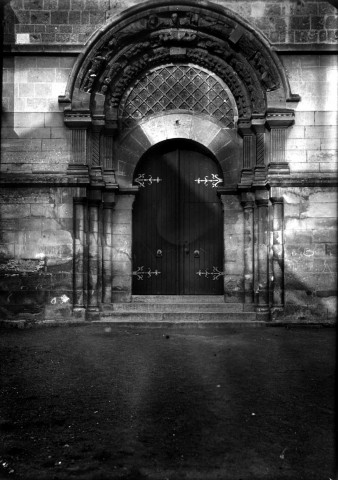 Eglise de Berteaucourt-les-Dames, vue de détail : le portail sculpté