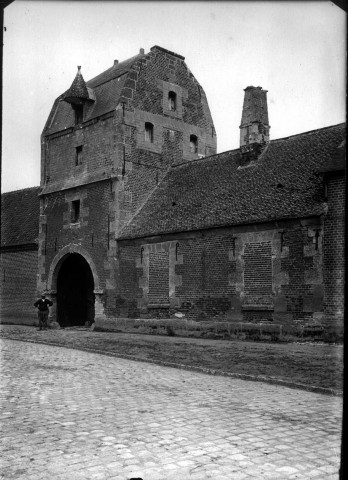 La ferme du château de Tilloloy : l'entrée cochère sous le pigeonnier