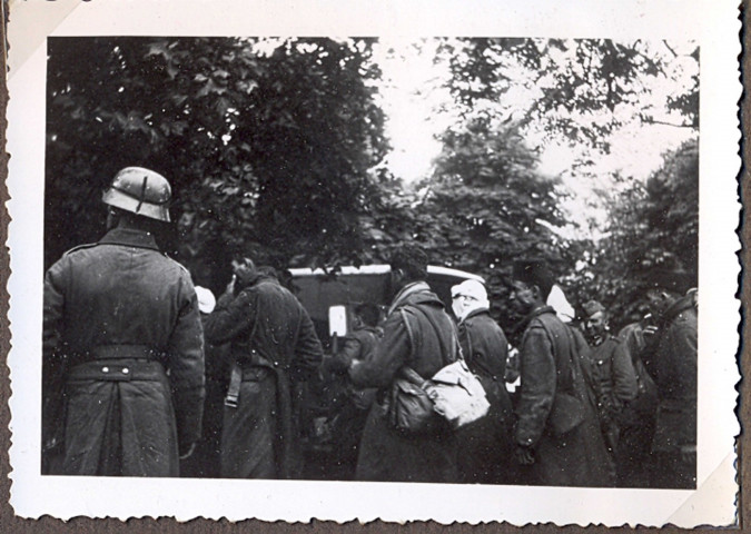 Environs d'Abbeville. Prisonniers français blessés sous escorte allemande