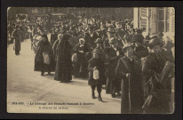 1914-1915. LE PASSAGE DES EVACUES FRANCAIS A GENEVE. A CHACUN UN CADEAU