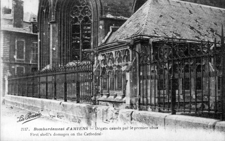 Bombardement d'Amiens - Dégats causés par le premier obus - First shell's domages on the Cathedral