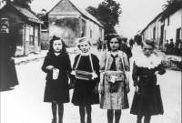 Pierregot. Portraits de fillettes, Marguerite Herriot, Raymonde Duval, Simone Caron et Adrienne Dinouard, quêtant dans les rues du village