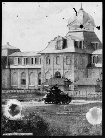 Char léger anglais à Cayeux-sur-Mer le 25 mai 1940, devant le casino