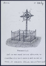 Fresneville : croix de fer forgé sur une sépulture - (Reproduction interdite sans autorisation - © Claude Piette)