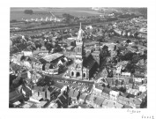 Albert. Vue aérienne de la ville, la basilique Notre-Dame et la place d'armes