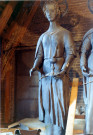 Photographie prise dans les greniers de la Cathédrale d'Amiens lors de le restauration du clocher : statue de plomb figurant Saint Jean installée à l'un des huit points cardinaux à la base de la flèche