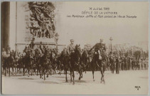 14 JUILLET 1919. DEFILE DE LA VICOIRE. LES MARECHAUX JOFFRE ET FOCH SORTANT DE L'ARC-DE-TRIOMPHE