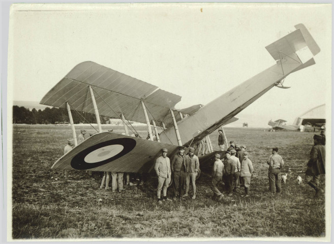 Photographie montrant des soldats autour d'un avion biplan de reconnaissance français DORAND AR., dont le nez est écrasé au sol