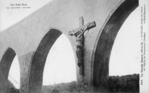 Le Crucifix parmi les ruines de l'Eglise de Foucaucourt