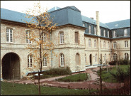 Centre Culturel et Archives de la Somme (ancien couvent des Visitandines) : vue du bâtiment, façade sud côté jardin