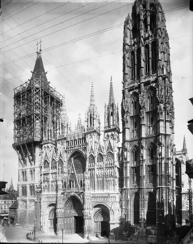 Rouen (Seine-Maritime). Façade de la cathédrale. La Tour de Beurre et les échafaudages de la Tour Saint-Romain
