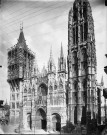 Rouen (Seine-Maritime). Façade de la cathédrale. La Tour de Beurre et les échafaudages de la Tour Saint-Romain