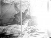Un camp militaire : vue intérieure d'une tente