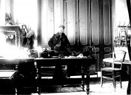 Guerre 1914-1918. Portrait d'un soldat dans le bureau du camp