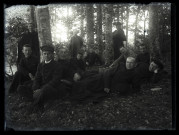 Prêtres et séminaristes assis dans l'herbe
