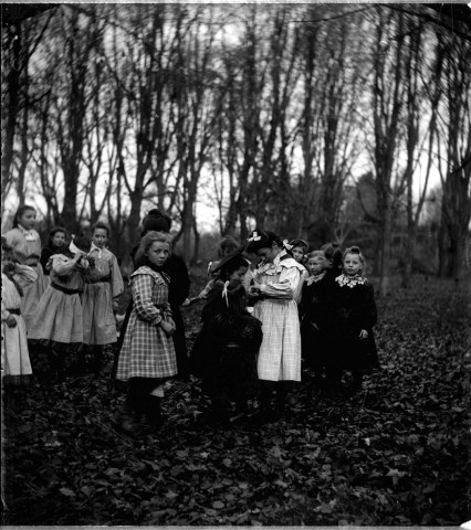 Une classe de filles jouant dans un bois