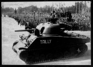 Paris. Libération 18 juin 1945 : le général Leclerc sur un char saluant le passage des troupes