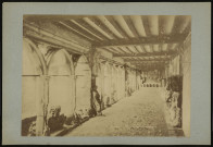 Beauvais. Vue intérieure du cloître attenant à la cathédrale