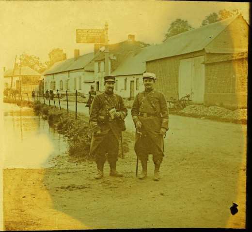Beaudéduit (Oise). Manoeuvres militaires de Picardie du 2e Corps d'Armée : soldats posant devant le panneau de la commune