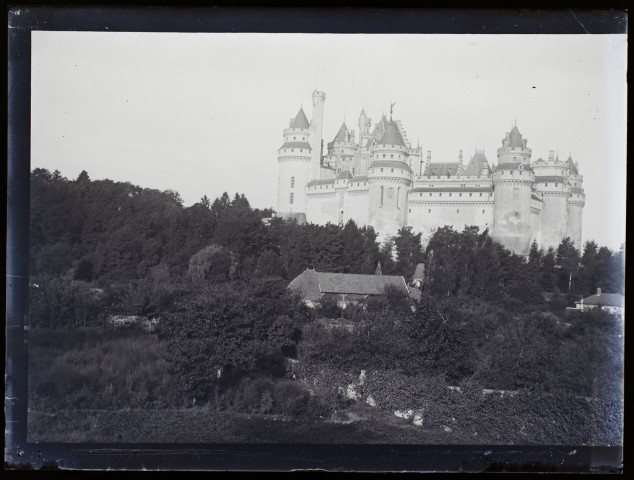 Pierrefonds château, vue prise route de Villers-Cotterets - septembre 1901