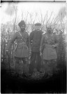 Amiens. Monsieur Riquier à côté de deux soldats hindous durant la guerre 1914-1918