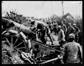 Front de la Somme, avril 1918 : soldats chargeant les batteries