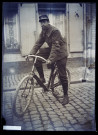 Portrait de Joseph Florin en uniforme du 72e Régiment d'Infanterie sur sa bicyclette