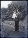 Martinsart (Somme). Une homme tenant un bébé dans les bras