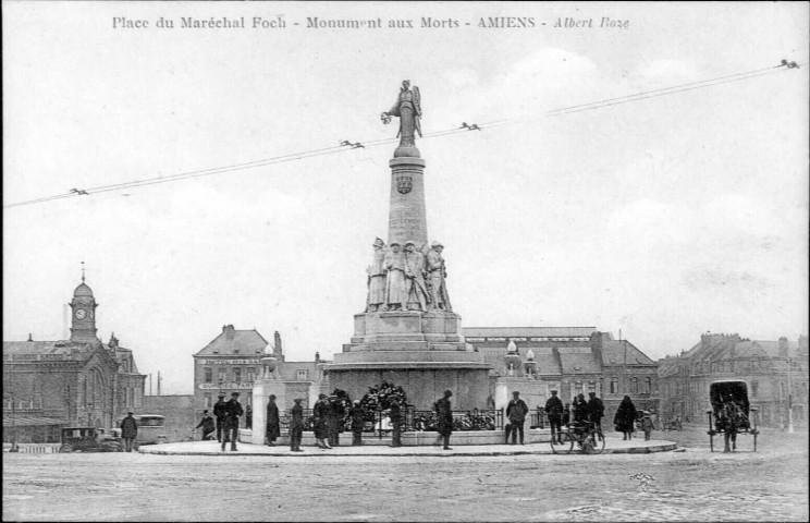 Amiens. Place du Maréchal Foch, monument aux morts