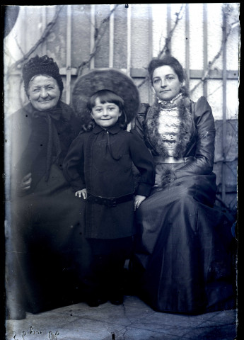 Henri, sa mère et sa grand-mère