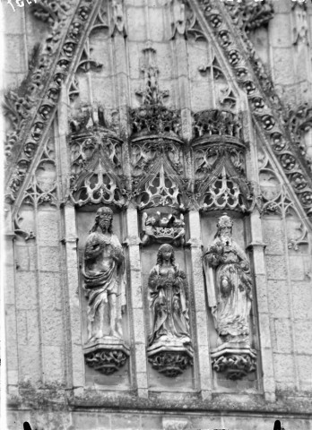 Saint-Riquier. Eglise, trois statue au portail