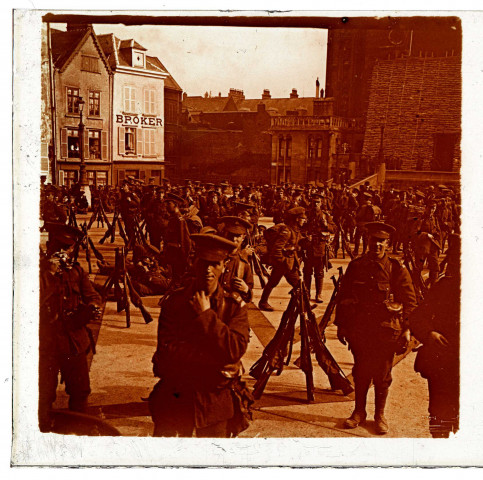 Infanterie anglaise stationnée devant la cathédrale d'Amiens protégée par des sacs de sable