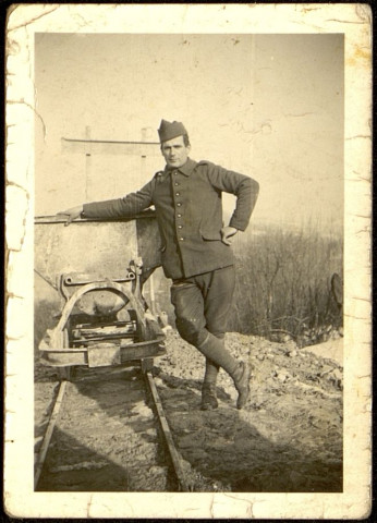 Photographie d'un soldat, dénommé Augustin Lesur, près d'un wagonnet, travaillant dans la "carrière des Infatiguables" à Amiens