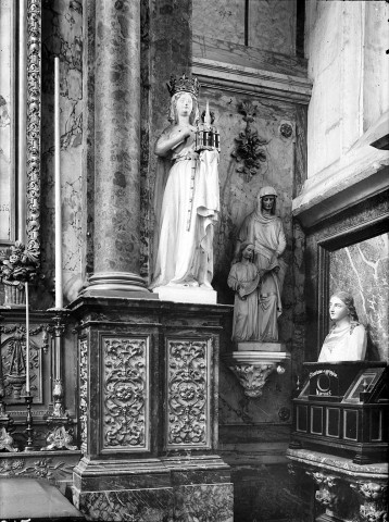 Eglise abbatiale Saint-Pierre, vue intérieure. Statue de Sainte Bathilde, Sainte Anne et la Vierge, buste reliquaire