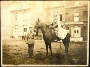 Photographie d'un médecin officier allemand sur son cheval et de son ordonnance, devant l'Estaminet de l'Espérance à Annapes (Nord)