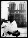 La Libération de Paris : les blindés à l'attaque sur le parvis de la cathedrale Notre-Dame
