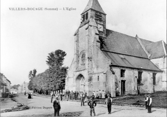 Villers-Bocage. Partie de ballon au poing devant l'église