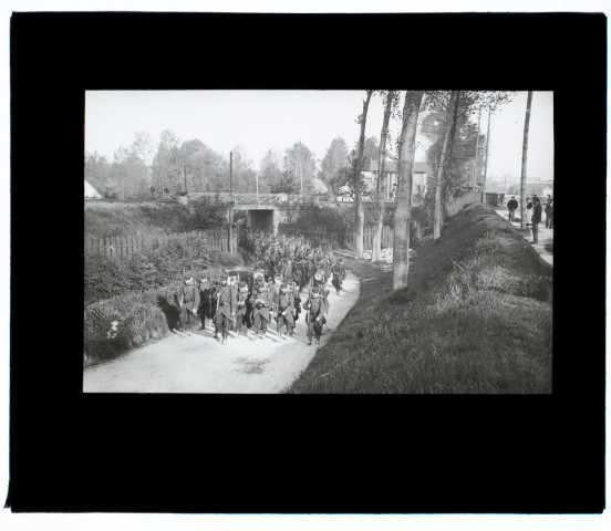 Marches d'épreuve du 72e de ligne, passage au pont de Longueau - mai 1904
