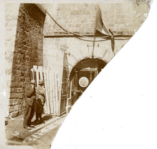 Deux soldats en faction devant l'entrée d'un ouvrage fortifié