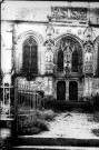 Eglise de Fontaine-sur-Somme, vue de détail : le porche et une partie du cimetière