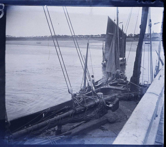 Le Crotoy (Somme). Bateau de pêche amarré