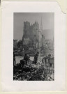 Amiens. La cathédrale et le parvis après les bombardements de 1940